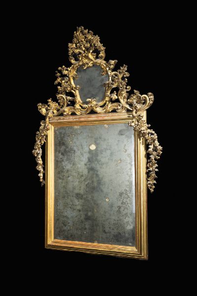 SPECCHIERA : H cm 208 in legno dorato  fregi e cimasa decorati a motivi rocaille e ghirlande di fiori. Difetti  - Asta Asta 198 Antiquariato - Associazione Nazionale - Case d'Asta italiane