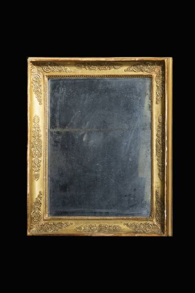 SPECCHIERA : 60x48 cm in legno dorato  decorato con fregi ottocenteshi a palmetta e motivi a volute  XX secolo. Difetti  - Asta Asta 198 Antiquariato - Associazione Nazionale - Case d'Asta italiane