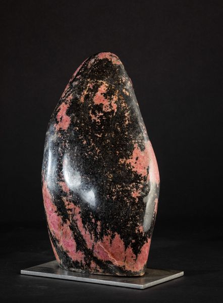 Blocco di Rhodonite su base nera  - Asta Mirabilia Naturalia - Associazione Nazionale - Case d'Asta italiane