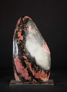 Blocco di Rhodonite su base nera  - Asta Mirabilia Naturalia - Associazione Nazionale - Case d'Asta italiane