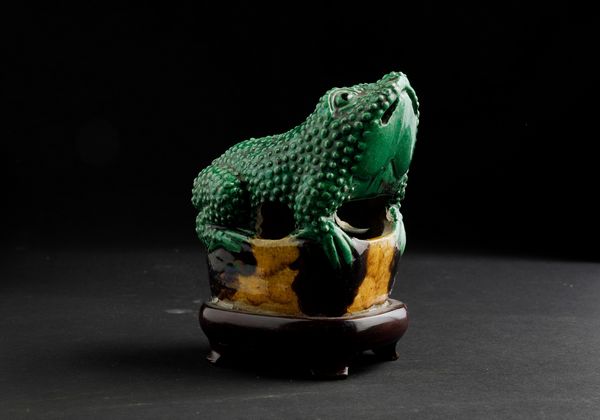 Figura di rana in porcellana smaltata, Cina, Dinastia Qing, epoca Kangxi (1662-1722)  - Asta Fine Chinese Works of Art - Associazione Nazionale - Case d'Asta italiane