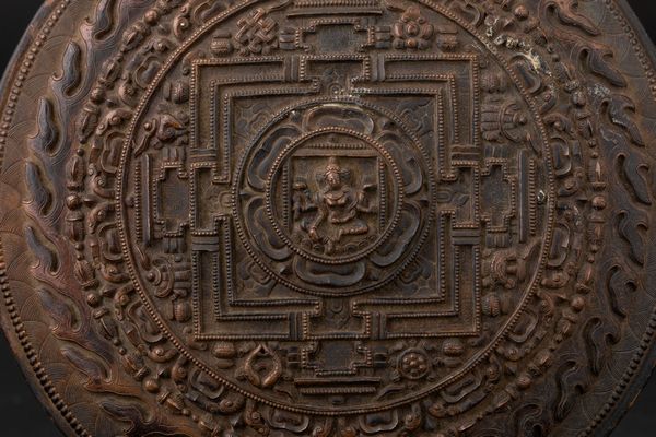 Placca da specchio in bronzo con mandala a rilievo, Tibet, XVIII secolo  - Asta Fine Chinese Works of Art - Associazione Nazionale - Case d'Asta italiane