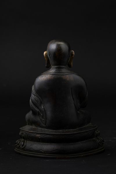 Figura di monaco seduto su doppio fiore di loto in bronzo parzialmente dorato, Tibet, XVIII secolo  - Asta Fine Chinese Works of Art - Associazione Nazionale - Case d'Asta italiane