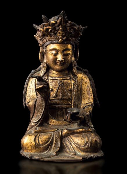 Figura di Buddha incoronato in bronzo dorato, Cina, Dinastia Ming, XVII secolo  - Asta Fine Chinese Works of Art - Associazione Nazionale - Case d'Asta italiane