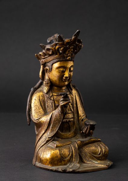 Figura di Buddha incoronato in bronzo dorato, Cina, Dinastia Ming, XVII secolo  - Asta Fine Chinese Works of Art - Associazione Nazionale - Case d'Asta italiane
