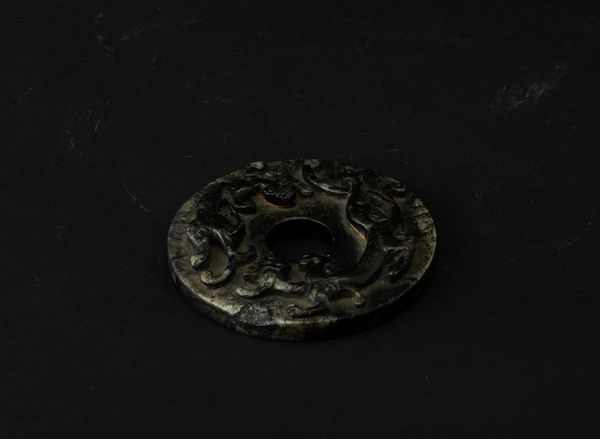 Medaglione scolpito in giada con figure di draghetti a rilievo, Cina, Dinastia Ming (1368-1644)  - Asta Fine Chinese Works of Art - Associazione Nazionale - Case d'Asta italiane