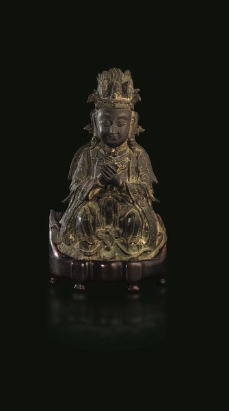 Figura di Guanyin incoronata in bronzo, Cina, Dinastia Ming, XVI secolo  - Asta Fine Chinese Works of Art - Associazione Nazionale - Case d'Asta italiane