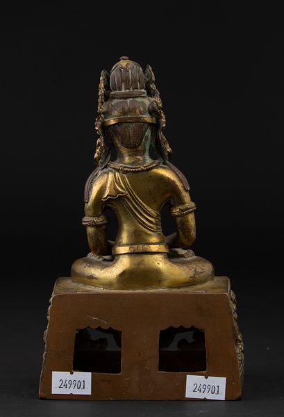 Figura di Buddha Amitayus seduto su piedistallo in bronzo dorato, Cina, Dinastia Qing, marca e del periodo Qianlong (1736-1796)  - Asta Fine Chinese Works of Art - Associazione Nazionale - Case d'Asta italiane