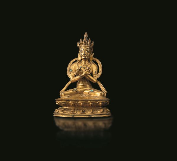 Figura di Buddha con Vajra seduto su doppio fiore di loto in bronzo dorato con innesti di turchese, Cina, Dinastia Qing, epoca Qianlong (1736-1796)  - Asta Fine Chinese Works of Art - Associazione Nazionale - Case d'Asta italiane