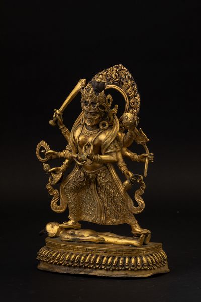 Figura di Durga stante in bronzo dorato, Tibet, XVIII secolo  - Asta Fine Chinese Works of Art - Associazione Nazionale - Case d'Asta italiane