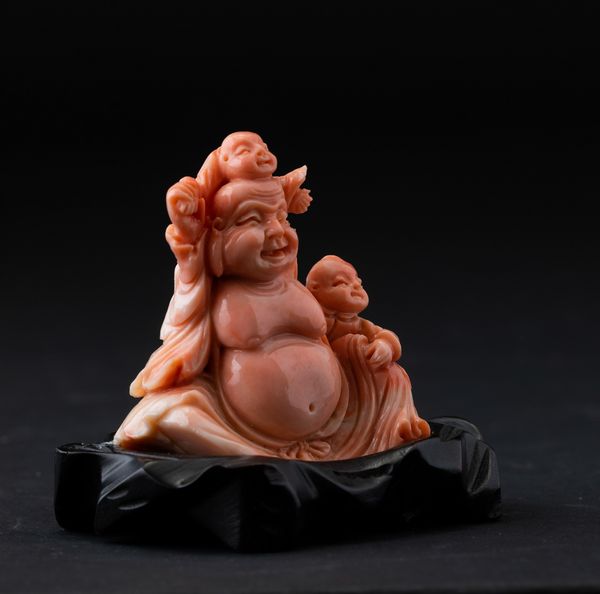 Figura di Budai con discepoli scolpito in corallo, Cina, inizi XX secolo  - Asta Fine Chinese Works of Art - Associazione Nazionale - Case d'Asta italiane