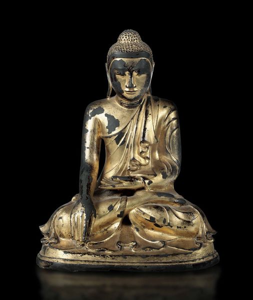 Figura di Buddha Sakyamuni in bronzo dorato, Thailandia, XIX secolo  - Asta Fine Chinese Works of Art - Associazione Nazionale - Case d'Asta italiane