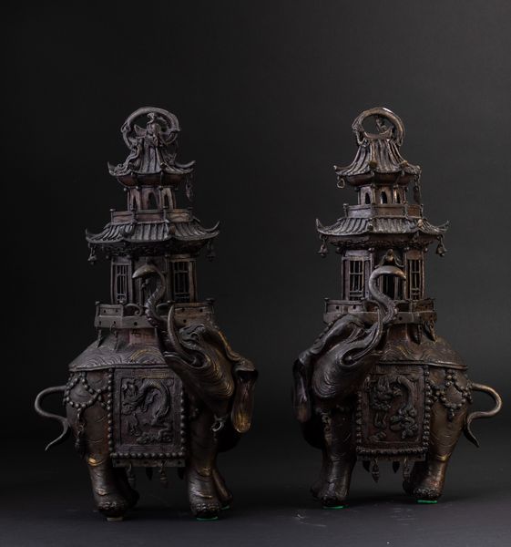 Coppia di incensieri in bronzo a foggia di elefanti con pagode sul dorso, Giappone, periodo Meiji (1868-1912)  - Asta Fine Chinese Works of Art - Associazione Nazionale - Case d'Asta italiane