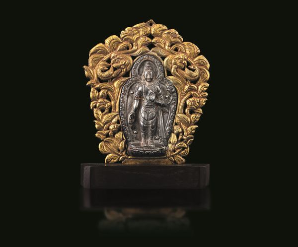 Placca in argento e bronzo dorato con figura di Buddha stante entro aura circondata da motivi vegetali, Tibet, XVIII secolo  - Asta Fine Chinese Works of Art - Associazione Nazionale - Case d'Asta italiane