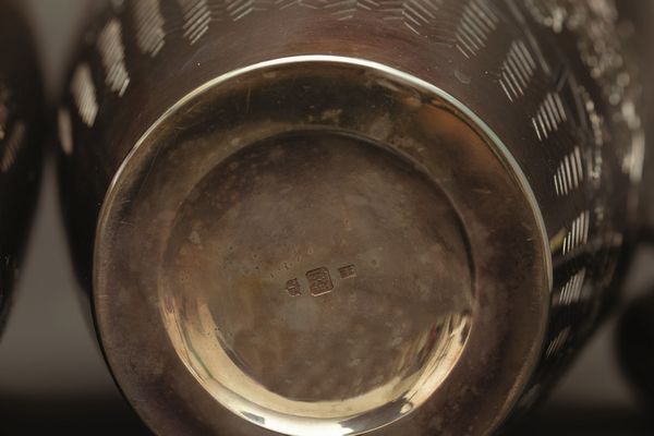 Coppia di vasi in argento con decori floreali incisi, Giappone, periodo Meiji (1868-1912)  - Asta Fine Chinese Works of Art - Associazione Nazionale - Case d'Asta italiane