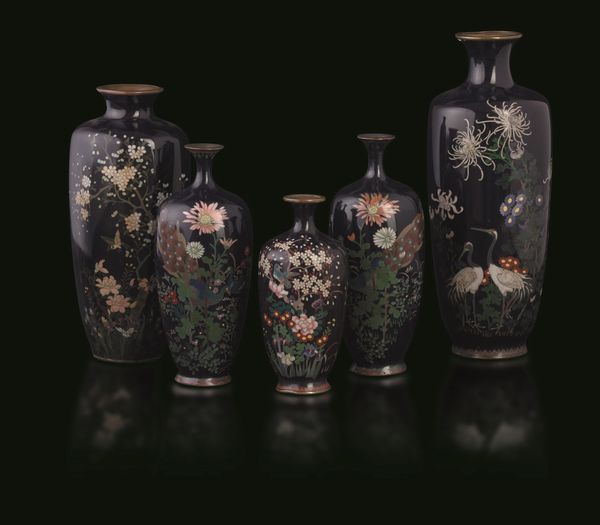 Lotto composto da cinque vasi in smalto con decori floreali, Giappone, periodo Meiji (1868-1912)  - Asta Fine Chinese Works of Art - Associazione Nazionale - Case d'Asta italiane