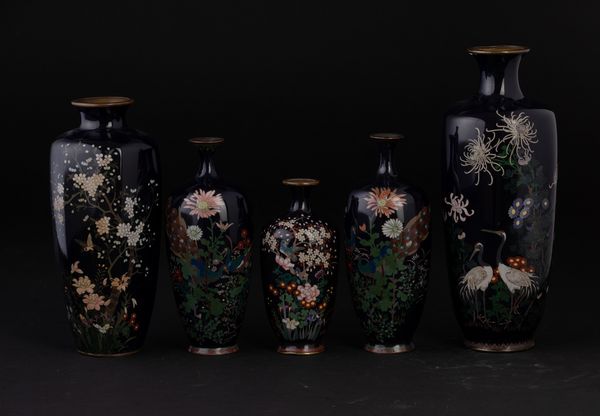 Lotto composto da cinque vasi in smalto con decori floreali, Giappone, periodo Meiji (1868-1912)  - Asta Fine Chinese Works of Art - Associazione Nazionale - Case d'Asta italiane