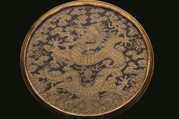 Kesi finemente ricamato con figura di drago in oro su fondo nero, Cina, Dinastia Qing, epoca Kangxi (1662-1722)  - Asta Fine Chinese Works of Art - Associazione Nazionale - Case d'Asta italiane