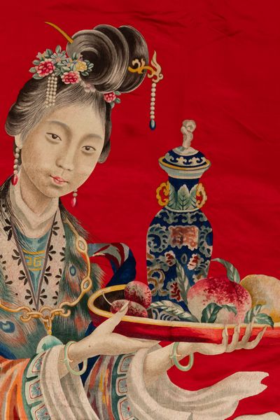 Kesi con figura di Guanyin su fondo rosso, Cina, Repubblica, XX secolo  - Asta Fine Chinese Works of Art - Associazione Nazionale - Case d'Asta italiane