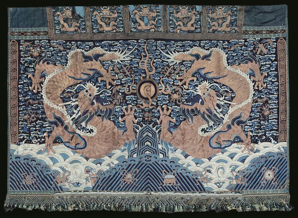 Grande tessuto finemente ricamato in seta con figure di draghi su fondo blu, Cina, Dinastia Qing, epoca Daoguang (1821-1850)  - Asta Fine Chinese Works of Art - Associazione Nazionale - Case d'Asta italiane