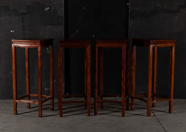 Quattro stands in legno di Hongmu, Cina, XX secolo  - Asta Fine Chinese Works of Art - Associazione Nazionale - Case d'Asta italiane