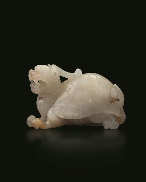 Figura di drago tartaruga scolpita in giada bianca e russet, Cina, Dinastia Qing, epoca Qianlong (1736-1796)  - Asta Fine Chinese Works of Art - Associazione Nazionale - Case d'Asta italiane