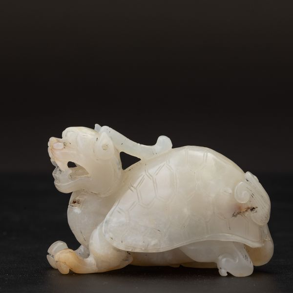 Figura di drago tartaruga scolpita in giada bianca e russet, Cina, Dinastia Qing, epoca Qianlong (1736-1796)  - Asta Fine Chinese Works of Art - Associazione Nazionale - Case d'Asta italiane
