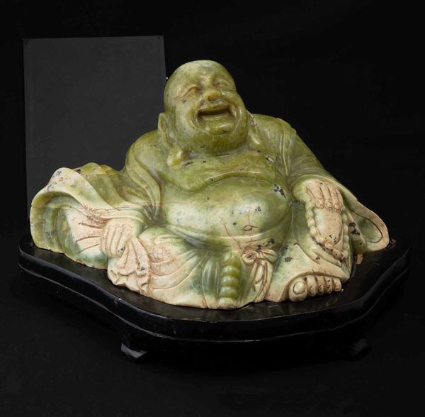 Grande figura Budai scolpito in giadeite, Cina, XX secolo  - Asta Fine Chinese Works of Art - Associazione Nazionale - Case d'Asta italiane