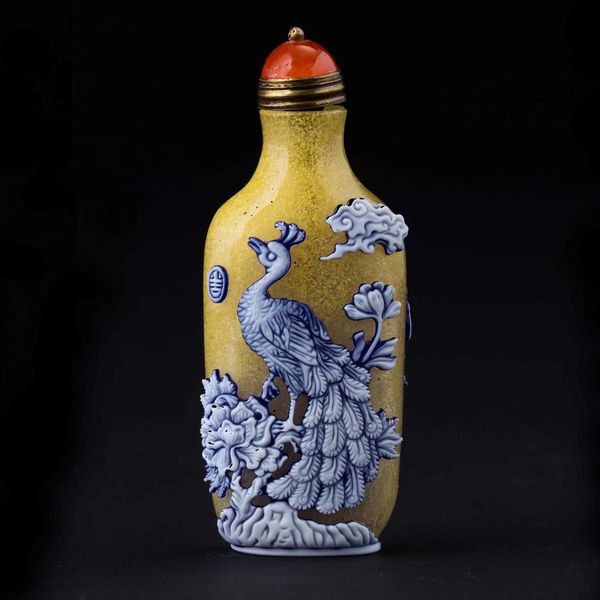 Snuff bottle in vetro con pavone e fenice a rilievo, Cina, XX secolo  - Asta Fine Chinese Works of Art - Associazione Nazionale - Case d'Asta italiane