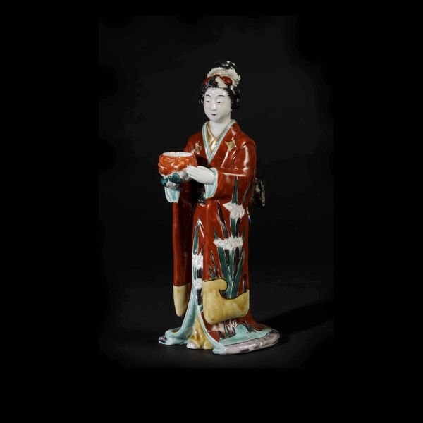 Figura di Geisha in porcellana a smalti policromi, Giappone, periodo Meiji (1868-1912)  - Asta Fine Chinese Works of Art - Associazione Nazionale - Case d'Asta italiane