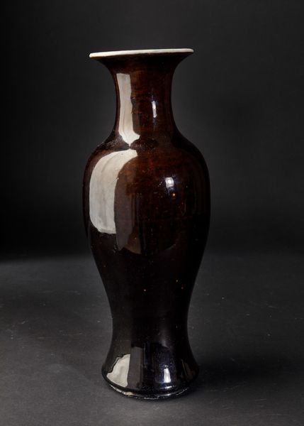 Vaso in porcellana monocroma bruna, Cina, XX secolo  - Asta Fine Chinese Works of Art - Associazione Nazionale - Case d'Asta italiane