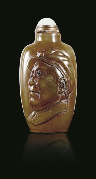 Snuff bottle in giada gialla con effigie di Mao Tse Tung, Cina, XX secolo  - Asta Fine Chinese Works of Art - Associazione Nazionale - Case d'Asta italiane