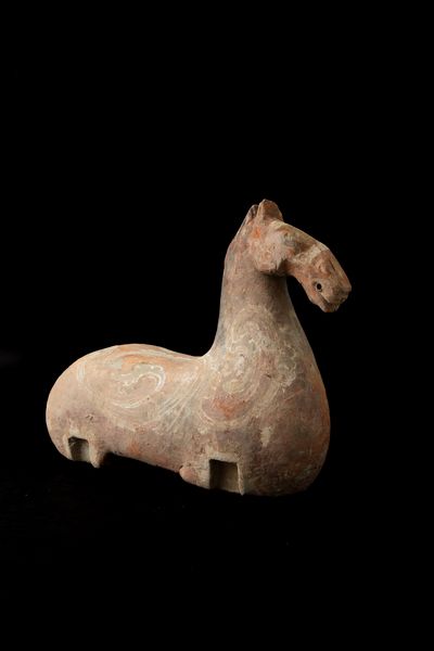 Figura di cavallo in terracotta con tracce di policromia, Cina, Dinastia Tang (618-906)  - Asta Fine Chinese Works of Art - Associazione Nazionale - Case d'Asta italiane