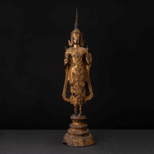 Figura di Buddha stante in bronzo dorato, Thailandia, XIX secolo  - Asta Fine Chinese Works of Art - Associazione Nazionale - Case d'Asta italiane