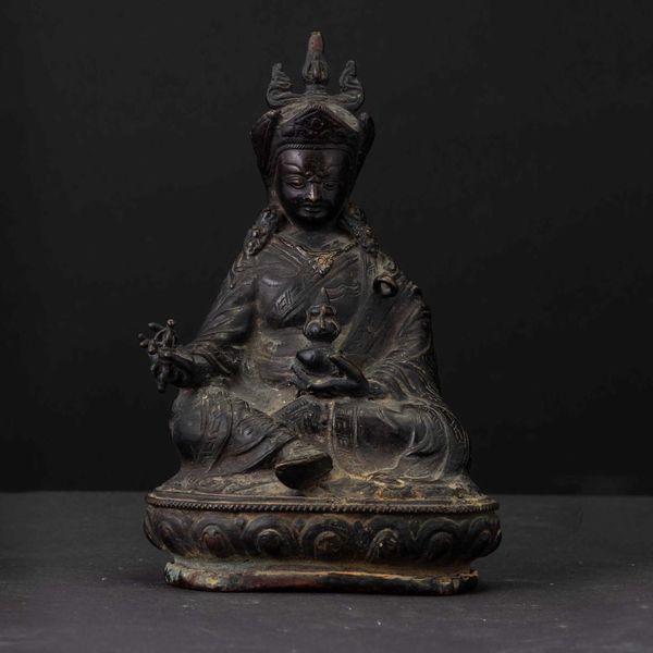 Figura di divinit seduta su fiore di loto in bronzo, Buthan, XIX secolo  - Asta Fine Chinese Works of Art - Associazione Nazionale - Case d'Asta italiane