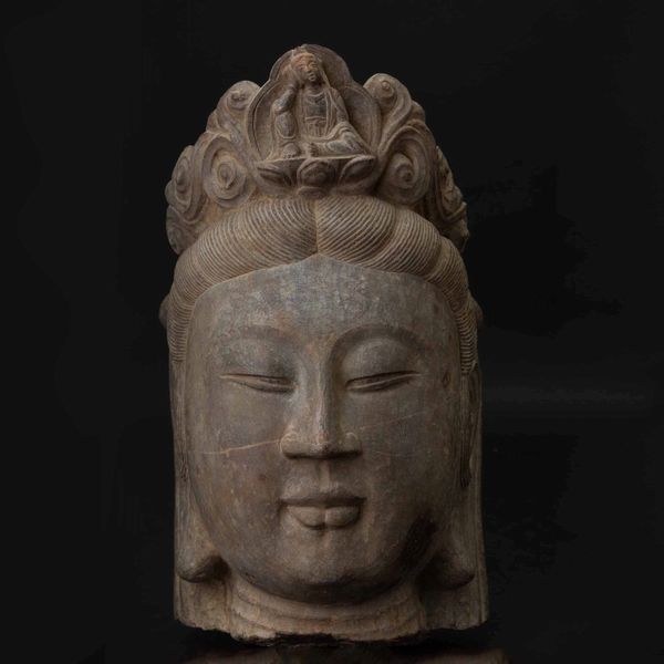 Testa in pietra di Buddha incoronato, Cina, XX secolo  - Asta Fine Chinese Works of Art - Associazione Nazionale - Case d'Asta italiane