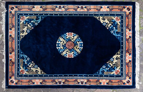 Tappeto con medaglione centrale e decori floreali su fondo blu, Cina, XX secolo  - Asta Fine Chinese Works of Art - Associazione Nazionale - Case d'Asta italiane