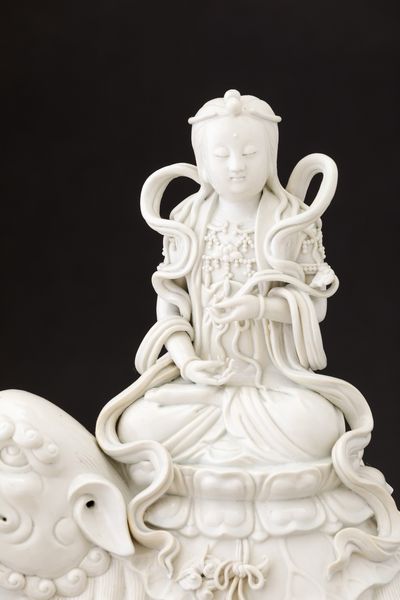 Figura di Guanyin con Ruyi seduta su drago in porcellana Blanc de Chine, Cina, Dinastia Qing, XIX secolo  - Asta Fine Chinese Works of Art - Associazione Nazionale - Case d'Asta italiane