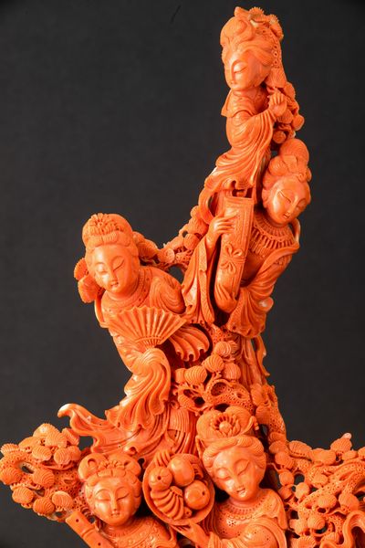 Grande gruppo finemente scolpito in corallo raffigurante fanciulle, Cina, inizi XX secolo  - Asta Fine Chinese Works of Art - Associazione Nazionale - Case d'Asta italiane