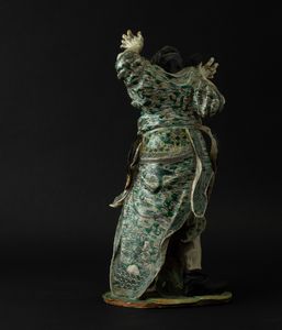 Figura di Guandi in porcellana Famiglia Verde, Cina, Dinastia Qing, epoca Daoguang (1821-1850)  - Asta Fine Chinese Works of Art - Associazione Nazionale - Case d'Asta italiane