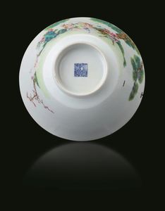Bowl in porcellana raffigurante paesaggio con figure, Cina, Dinastia Qing, XIX secolo  - Asta Fine Chinese Works of Art - Associazione Nazionale - Case d'Asta italiane