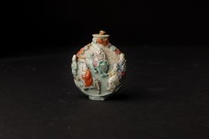 Snuff bottle in pietra con personaggi a rilievo, Cina, Dinastia Qing, XIX secolo  - Asta Fine Chinese Works of Art - Associazione Nazionale - Case d'Asta italiane