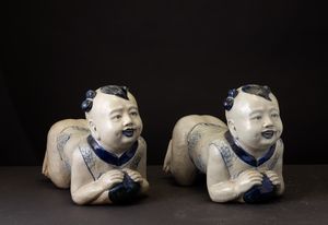 Coppia di cuscini in porcellana raffiguranti bambini, Cina, Dinastia Qing, XIX secolo  - Asta Fine Chinese Works of Art - Associazione Nazionale - Case d'Asta italiane