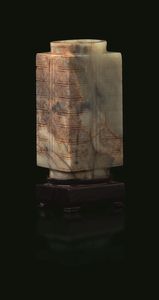 Vaso Cong scolpito in giada e russet, Cina, Dinastia Ming (1368-1644)  - Asta Fine Chinese Works of Art - Associazione Nazionale - Case d'Asta italiane