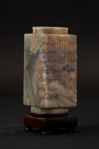 Vaso Cong scolpito in giada e russet, Cina, Dinastia Ming (1368-1644)  - Asta Fine Chinese Works of Art - Associazione Nazionale - Case d'Asta italiane