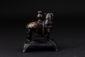 Figura di drago in bronzo con tracce di doratura, Cina, Dinastia Ming, XVII secolo  - Asta Fine Chinese Works of Art - Associazione Nazionale - Case d'Asta italiane