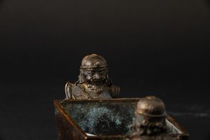 Raro incensiere in bronzo sorretto da due personaggi, Cina, Dinastia Qing, epoca Kangxi (1662-1722)  - Asta Fine Chinese Works of Art - Associazione Nazionale - Case d'Asta italiane