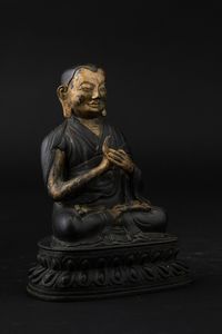 Figura di monaco seduto su doppio fiore di loto in bronzo parzialmente dorato, Tibet, XVIII secolo  - Asta Fine Chinese Works of Art - Associazione Nazionale - Case d'Asta italiane