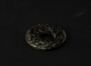 Medaglione scolpito in giada con figure di draghetti a rilievo, Cina, Dinastia Ming (1368-1644)  - Asta Fine Chinese Works of Art - Associazione Nazionale - Case d'Asta italiane