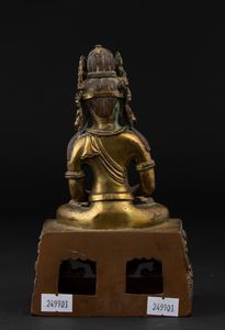 Figura di Buddha Amitayus seduto su piedistallo in bronzo dorato, Cina, Dinastia Qing, marca e del periodo Qianlong (1736-1796)  - Asta Fine Chinese Works of Art - Associazione Nazionale - Case d'Asta italiane